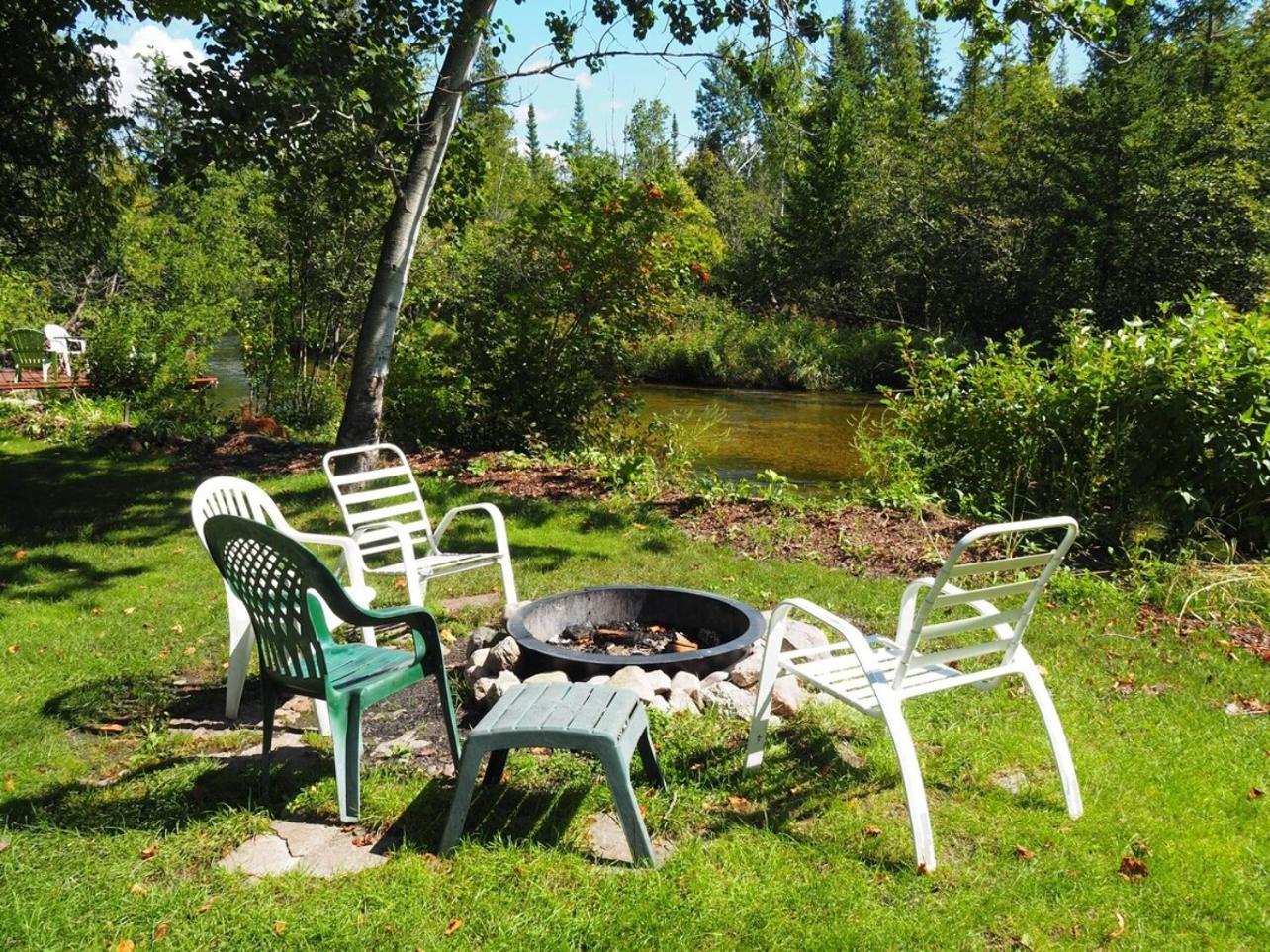 Sleeping Bear Riverside Cabins - Cabin #1 Honor Exterior foto
